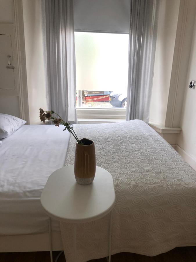 Guesthouse Uit De Kunst Leeuwarden Bagian luar foto
