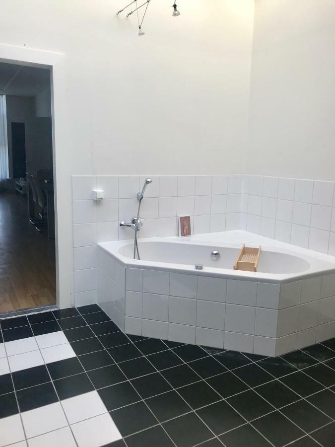 Guesthouse Uit De Kunst Leeuwarden Bagian luar foto